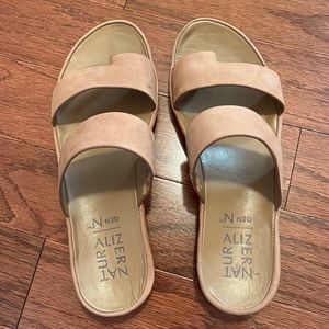Ladies sandals- sz 7.5 gently used tan Naturalizers.